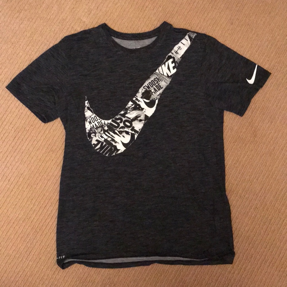 Size small men’s Nike swoosh t-shirt!